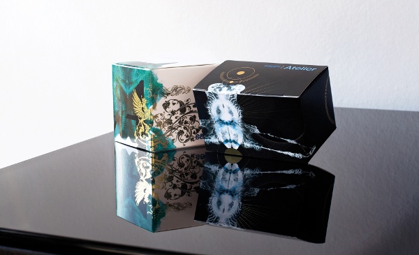 El cartón para cajas plegables Atelier ofrece brillo y una sensación mate y sedosa