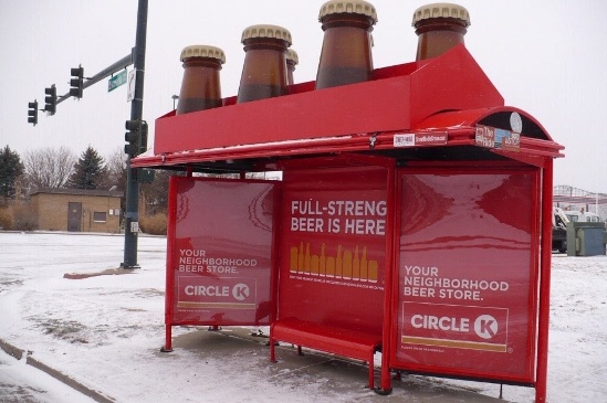 Anuncio de cerveza en marquesina de parada de autobús. Marquesinas producidas para Circle K por Media Resources.