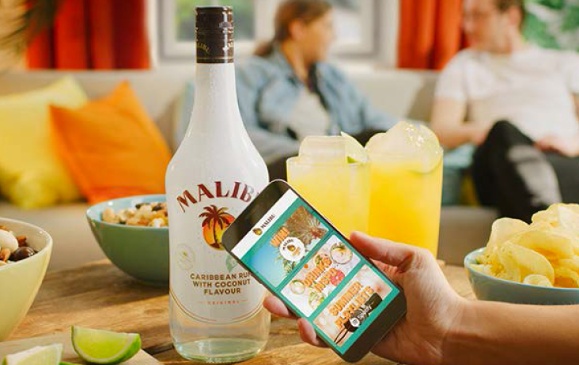 Malibu ha colocado una etiqueta NFC en botellas seleccionadas, lo que lleva a los consumidores a contenido publicitario como recetas de bebidas, un localizador de barras y la oportunidad de ganar premios. (Fuente: Mintel Global Packaging Trends 2019)