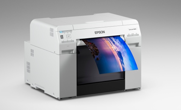 Epson anuncia una impresora fotográfica comercial compacta que admite una amplia gama de formatos