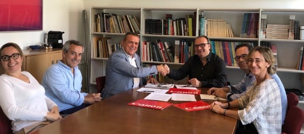 Jorge Sanchis Martí, Gerente de ventas de Canon y Luis Sendra Mengual, decano del Colegio Oficial de Arquitectos de la Comunidad Valenciana, firman el acuerdo