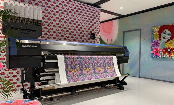 Mimaki presentó en ITMA 2019 una impresora textil híbrida