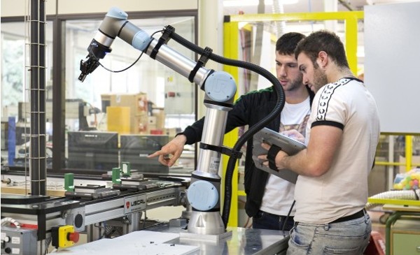 Navarra lidera las prácticas con robots colaborativos en la formación profesional
