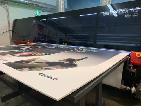 Open Print aumenta su capacidad de producción de visuales para el sector retail con la impresora híbrida EFI VUTEk h5