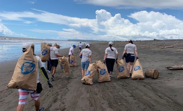 Smurfit Kappa marca la diferencia en el Día Mundial de la Limpieza al recoger 10 000 bolsas y cajas de basura