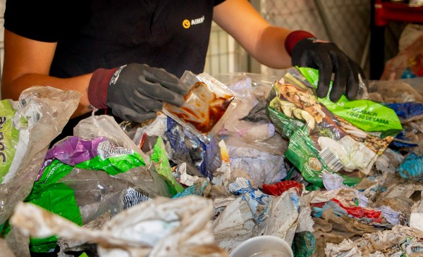 Empresas del sector plástico trabajan para mejorar el reciclado de los envases alimentarios multicapa para obtener poliamidas recicladas de alta calidad