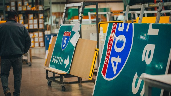 Safeway Sign Company mantiene a California en movimiento