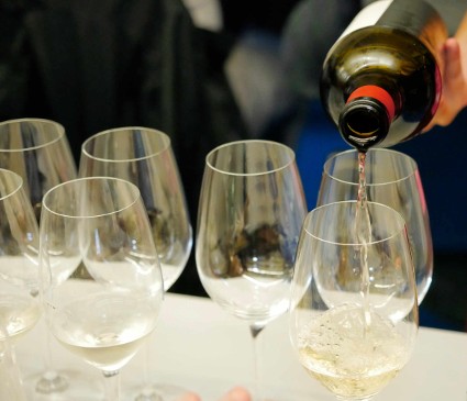 Ribera del Duero entrega las primeras cinco mil contraetiquetas para vinos blancos de la DO