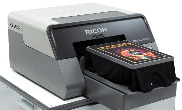La Asociación de Imágenes Gráficas Especializadas (SGIA), reconoció la impresora Ri 1000 como el producto del año en impresión directa en prenda