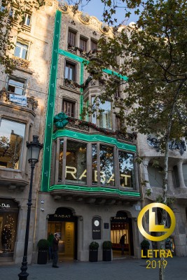 Letra ORO al mejor elemento de comunicación luminoso para “RABAT - Paseo de Gracia, Barcelona” de SUNDISA