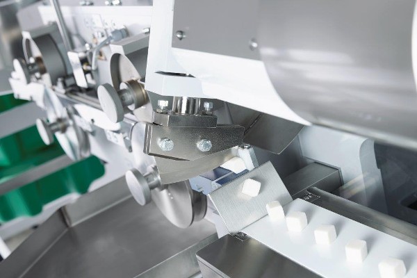 Theegarten-Pactec presenta máquinas de corte y envoltura para envoltura de productos masticables