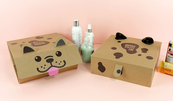 Caja envío con refuerzo talla M de cartón corrugado de color kraft con tinta blanca y troquel interno para productos para mascotas de Truyol Digital