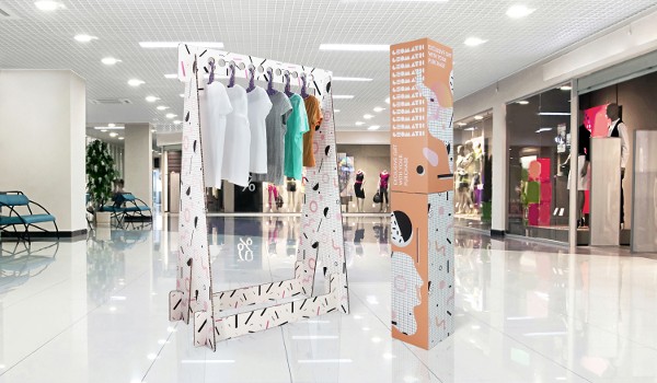 Campaña de marketing promocional de una colección de ropa en un centro comercial con expositores PLV de Truyol Digital