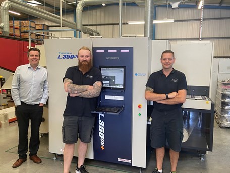 El director general de PeterLynn, James Lindsay (izquierda): "L350UV+ nos ayuda a satisfacer la creciente demanda de impresión digital de etiquetas"