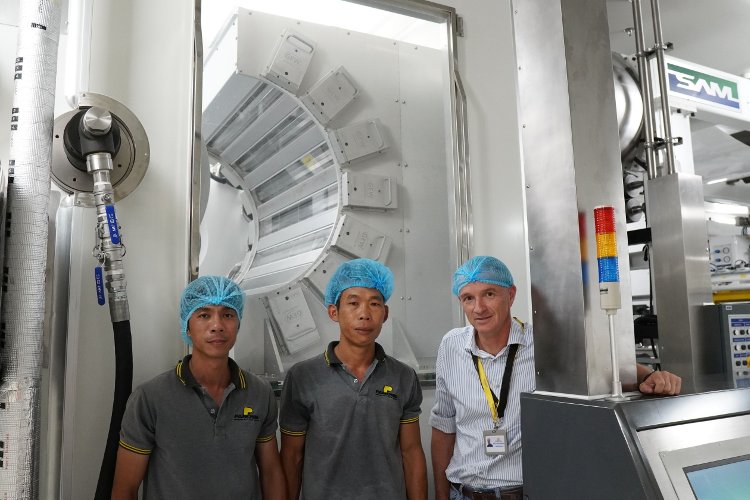 Thinh Thieu, Kiet Tran y Wilco van Zwieten con el sistema de curado UV GEW de Panoval