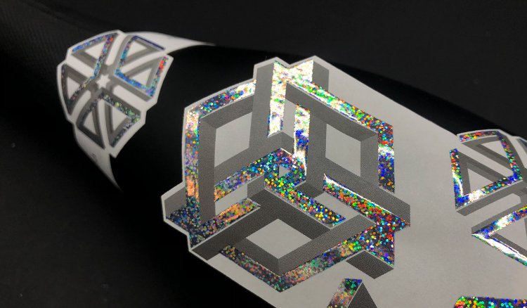Detalle del efecto iridiscente del estampado holográfico con puntos de Truyol Digital
