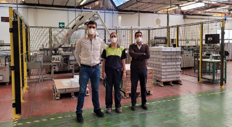 De izda a drcha.: Javier Urriza (Responsable Desarrollo de Negocio de Largoiko), Aitziber Ruiz de Larramendi (Responsable de l&iacute;nea Multiplex) y Angel S&aacute;nchez (Director deProducci&oacute;n de Gr&aacute;ficas Estella)