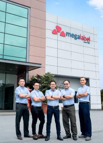 Mega Label’s second Gallus ECS 340 convinces with machine stability, print quality and the optional use of LED UV for environmental reasons. The picture shows (from left to right) James Liew, Yew Jin , Edmund Chan, Keith Teh and Quek Keen Chai from Mega Label.(Picture Source: Gallus Ferd. Rüesch AG)