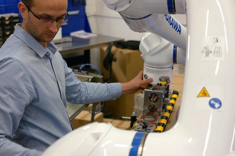 Gracias a seis sensores de torque integrados y formas redondeadas, el robot puede trabajar codo con codo con el personal sin el uso de vallas. Fuente: Yaskawa Polska