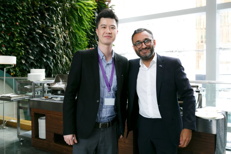 Victor Wu, CEO de Yuga (izquierda), y Raj Savji, Managing Director de Asia-Pacífico de Quadpack