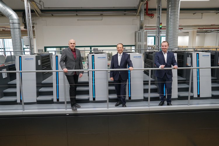 La alta calidad de impresión y la mayor productividad de la nueva Speedmaster XL 75 de la generación 2020 impresionan al gerente de la imprenta Günter Zöttl (izquierda), Günther Berninghaus (centro) y a su hijo Daniel