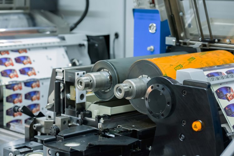 La unidad de impresión flexográfica preparada fuera de la prensa se coloca dentro de la prensa para la aplicación del recubrimiento. (Fuente: Gallus Ferd. Rüesch AG)