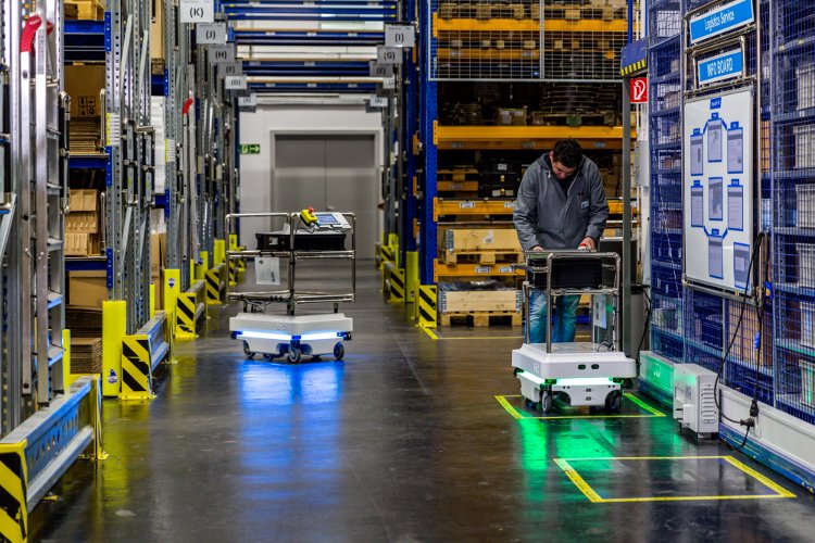 Tres aplicaciones de robots móviles que añaden valor a la línea de producción