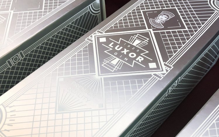 Detalle del packaging impreso sobre Metalprint, un soporte metalizado, con plastificado mate y tinta blanca. Truyol Digital