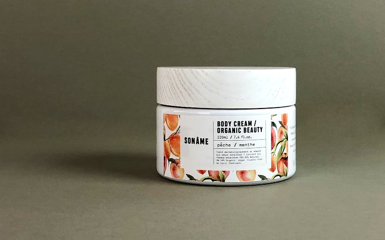 Etiqueta para una marca de cosmética natural impresa sobre el papel adhesivo Bagasse Meringue. Truyol Digital