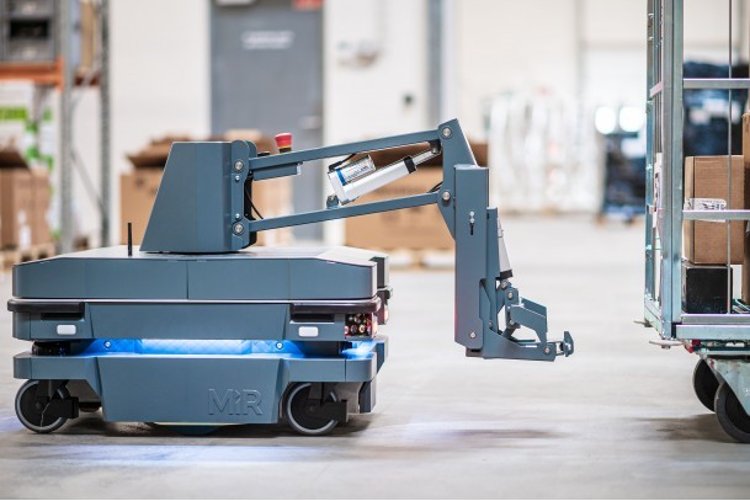 MiR Robots lanza MiR250 Hook, el único robot con gancho del mercado para remolcar carros