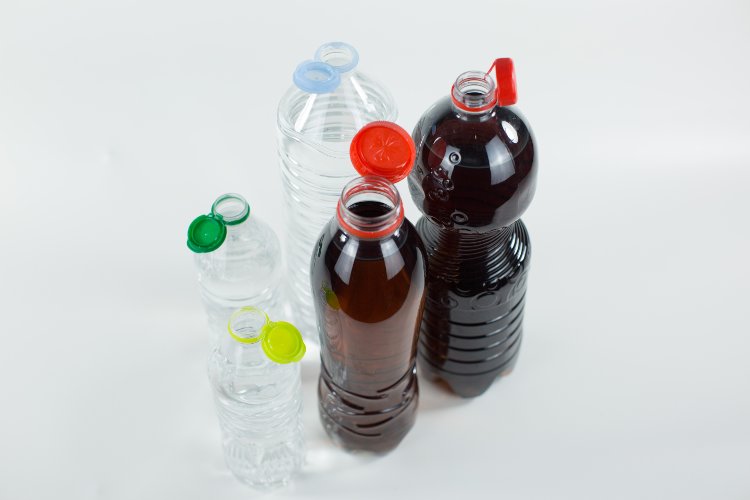 Encuesta sobre las tapas sujetas al cuello de las botellas: los consumidores dan prioridad a la seguridad y a la facilidad de uso del producto