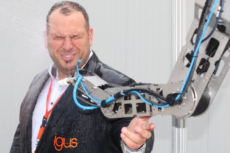 Nuevo robolink IP44 de igus: un robot que desafía los entornos húmedos