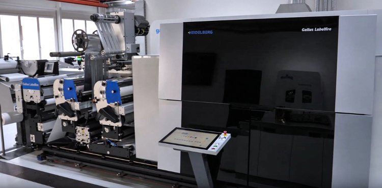 Gallus Labelfire con dos unidades de impresión flexográfica antes de la unidad de impresión digital de inyección de tinta UV con 7 colores más blanco (Fuente: Gallus Ferd. Rüesch AG)