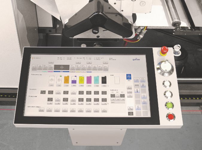 El panel de control de la pantalla táctil HMI permite al operador ver la imagen de impresión directamente y controlar las funcionalidades de la prensa híbrida desde un solo punto (Fuente: Gallus Ferd. Rüesch AG)