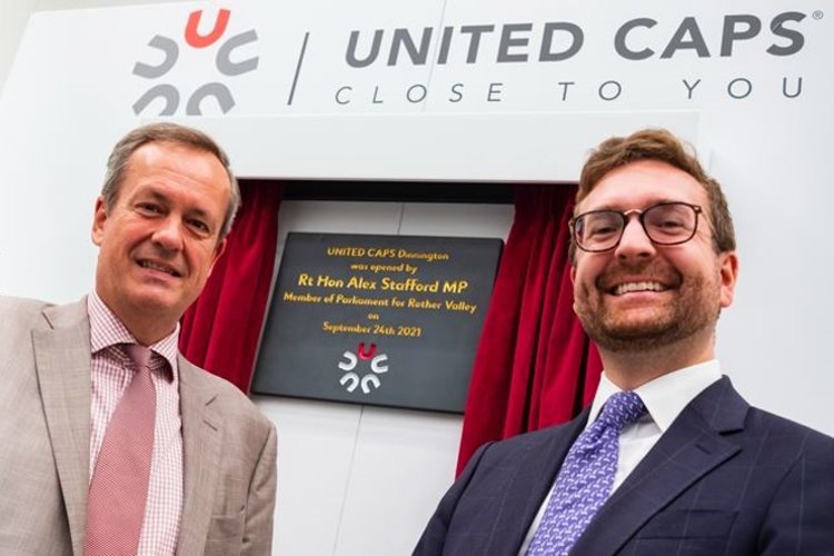 Invitados de prestigio se unen a UNITED CAPS en la inauguración de su nueva fábrica de Dinnington en el Reino Unido