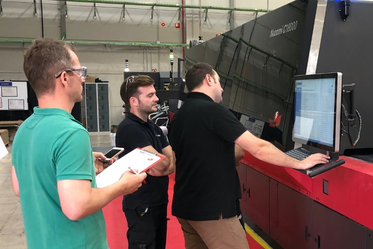 En 2019, el Dr. Andreas Kraushaar de Fogra (izquierda) realizó pruebas de eficiencia energética en la impresora EFI Nozomi basadas en el estándar energético ISO 20690 desarrollado por Fogra