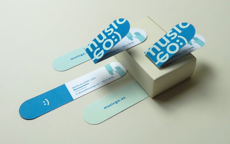 Estas tarjetas de visita se diferencian por el formato mini, el hendido que las convierte en un díptico, las esquinas redondeadas y la textura del papel. Truyol Digital.