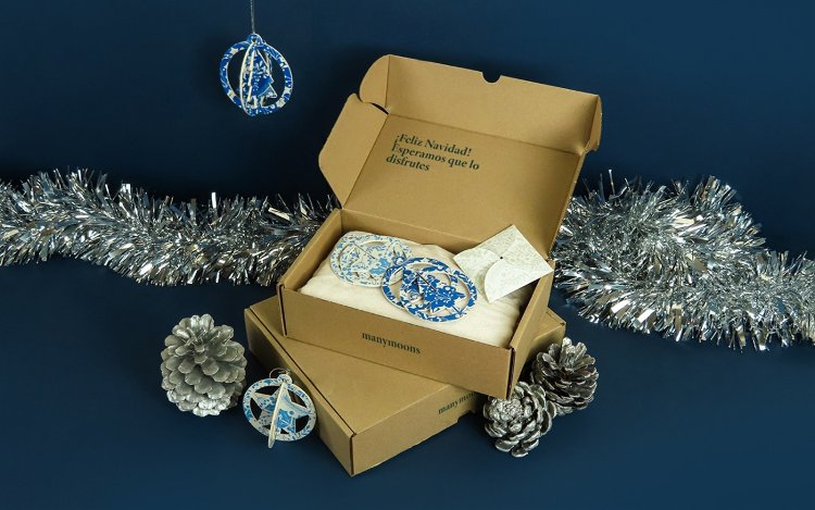 Unboxing navideño: Incluye un christmas y un adorno para el árbol impreso sobre cartón compacto como obsequio.