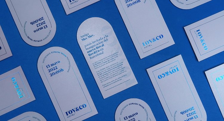 Las invitaciones están impresas sobre papel creativo Sirio Pearl con estampado metalizado azul