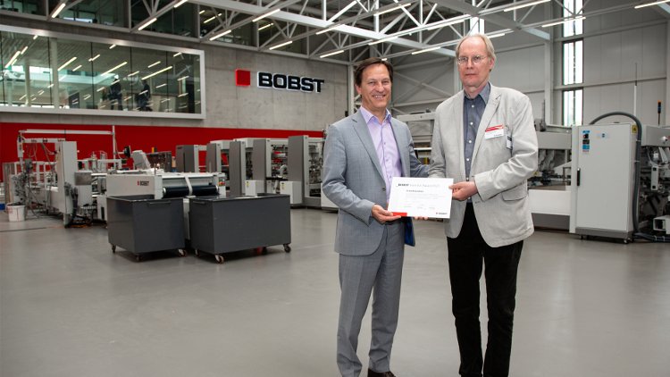 BOBST premia al empleado inventor por innovar en la eficiencia de la impresión