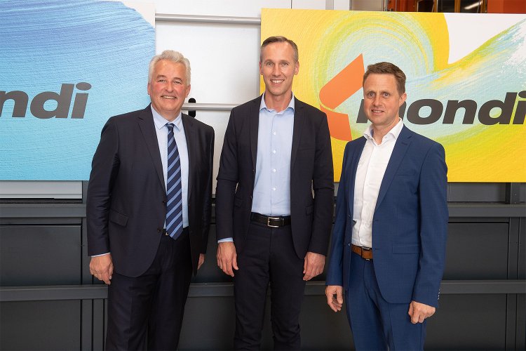 During the official commissioning of the Rapida 164 (left to right): Reinhard Marschall, managing director of Koenig & Bauer DACH, Markus Gärtner, CEO Corrugated Packaging for the Mondi Group, and Florian Döbl, managing director of the Mondi Grünburg plant, in front of the new press