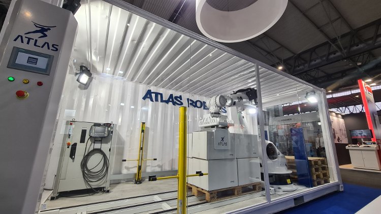 Atlas Robots presenta un robot paletizador dentro de un contenedor que se puede alquilar por meses