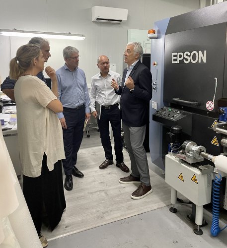 Duncan Ferguson, vicepresidente de Epson Europa, visita la sede de Texia