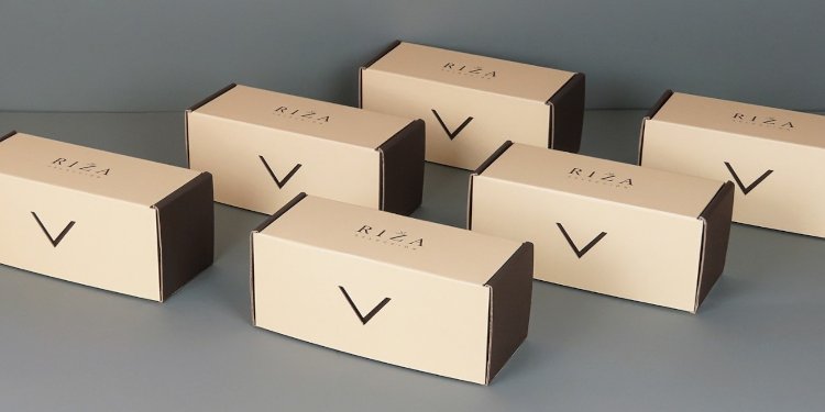 Caja para envío automontable con troquel interior