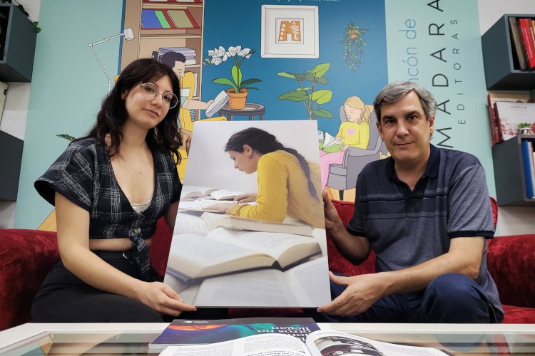Gráficas la Paz entrega el premio del I Concurso Fotográfico sobre Libros en Papel a Verónica Velasco
