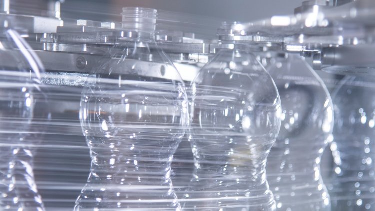 Con el primer monobloque del mundo para la parte húmeda, capaz de producir 100.000 botellas de agua de 0,5 litros por hora, Krones ha marcado un nuevo hito en la tecnología de monobloques