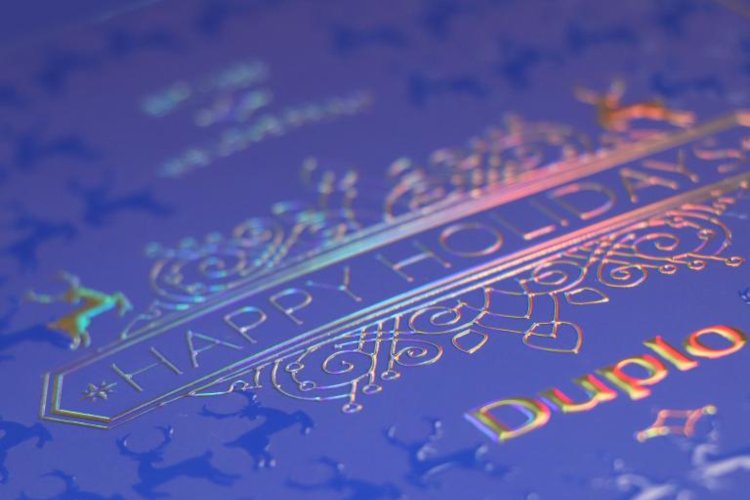 Detalle de una tarjeta con el efecto metálico foil sobre el barniz Spot UV con relieve de la DuSense