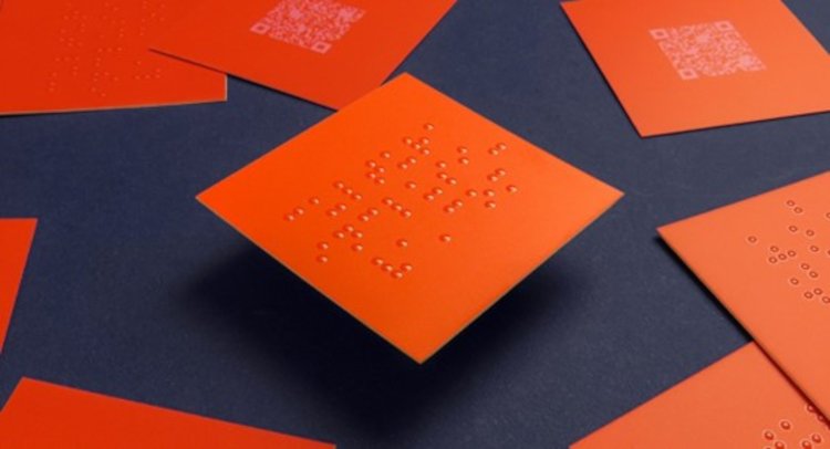Los puntos de relieve se consiguen mediante la técnica de braille sólido con capas de barniz digital