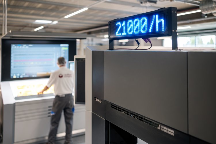 Con una velocidad de impresión máxima de 21 000 hojas por hora, HEIDELBERG está llevando el rendimiento de su tecnología XL al siguiente nivel. Actualmente, es la máquina más rápida del mercado.