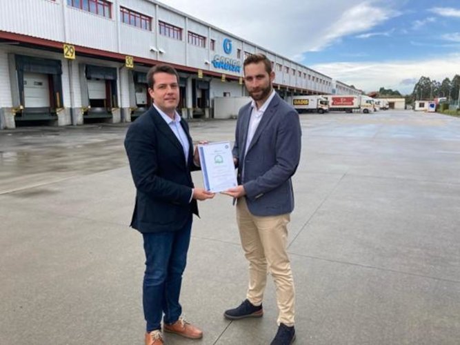 Momento de la entrega del sello, por parte de David Besteiro, director de Saica Natur en Galicia, a Óscar Varela Soriano, responsable de Medio Ambiente de Gadisa, en la plataforma de Gadisa en Betanzos
